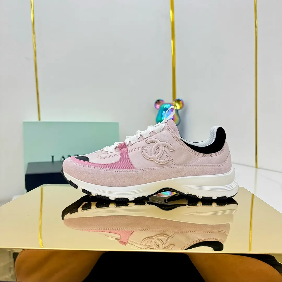 👟👟Ex-factory price 600👟👟High quality! ! ! CHANEL Chanel 25A latest thick-soled casual sports shoes. The counter is synchronized. The counter is very popular. It is a shoe that is very difficult to buy. The most popular thick-soled casual shoes on the Internet. As you can imagine, the most popular thick-soled casual shoes can not be missed. It has both good looks and comfort. Simple and versatile. The thick sole increases the height and is super versatile. Whoever wears it will look better. Upper: cowhide stitching. Lining: breathable mesh. Outsole: TPU original outsole. Size: 35-41 👉